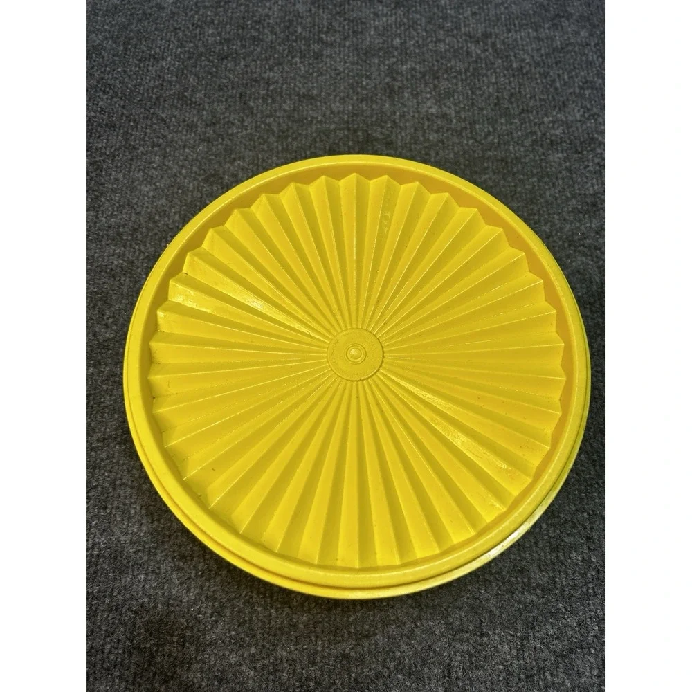 Tupperware Yellow Sunburt SERVALIER Canister 1204-9 w/Lid 1205-7 Vintage 8 Cup